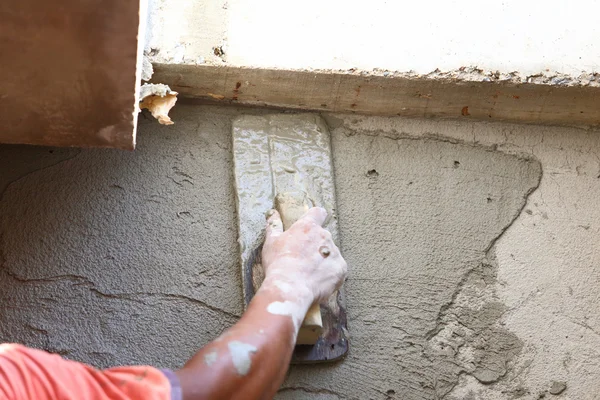 Gipszkarton beton munkás a Wall Of House Construction — Stock Fotó