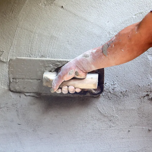 Empleador de hormigón yesero en la pared de la construcción de la casa — Foto de Stock