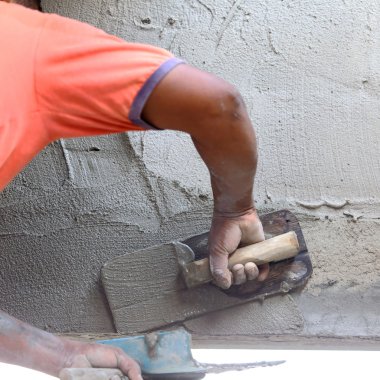 İnşaat Duvarında Sıvacı Beton İşçisi