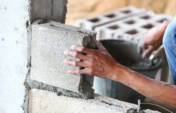 Construção de parede de tijolo para construção de casa — Fotografia de Stock