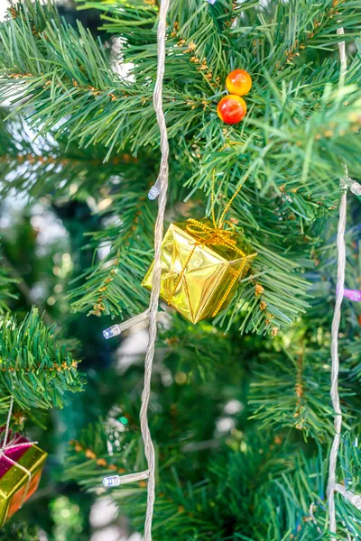 Vánoční hračky na zelené borovice — Stock fotografie