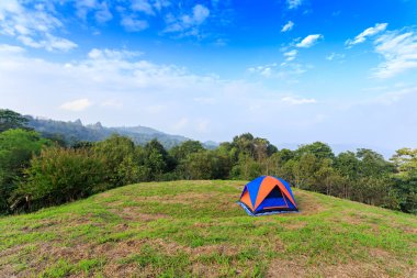 Mavi gökyüzü ile dağda kamp çadırı