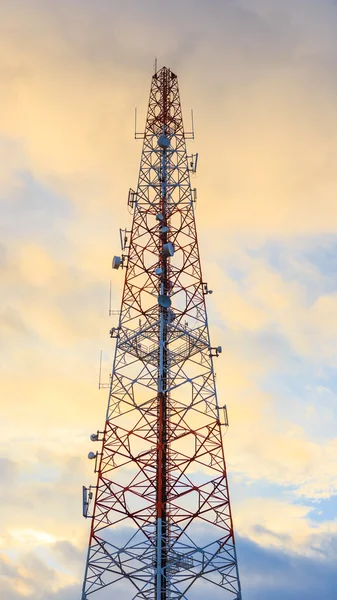 Radiofonii i telewizji wieża z pochmurnego nieba — Zdjęcie stockowe