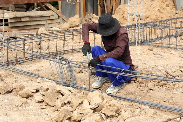 Trabalhador preparar haste de aço para trabalho de construção — Fotografia de Stock