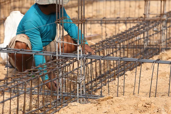 Arbetare förbereda stålstav för konstruktion jobb — Stockfoto