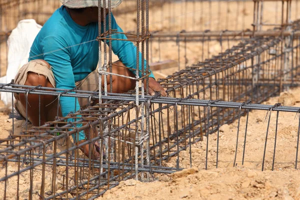 Trabajador preparar varilla de acero para el trabajo de construcción —  Fotos de Stock