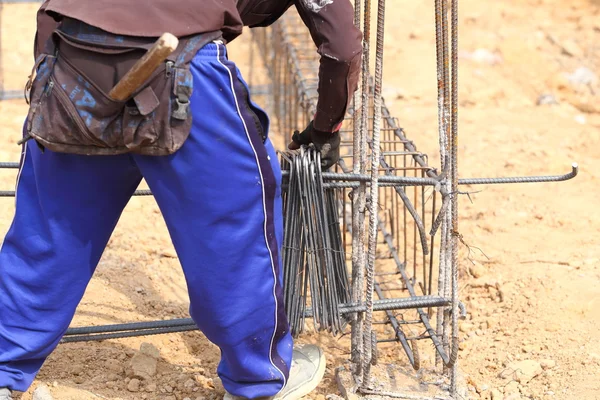 Trabalhador preparar haste de aço para trabalho de construção — Fotografia de Stock