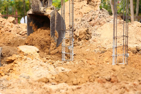 Trator retroescavadeira funciona em um canteiro de obras — Fotografia de Stock