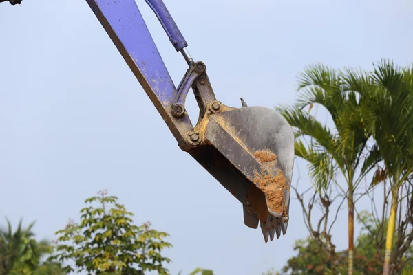 Trator retroescavadeira funciona em um canteiro de obras — Fotografia de Stock