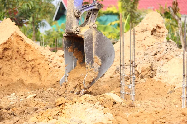 Tracteur rétrocaveuse travaille sur un chantier de construction — Photo