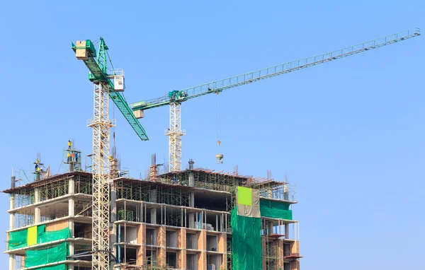 Construction site with crane and workers — Stock Photo, Image