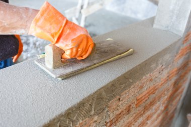 İnşaat Duvarında Sıvacı Beton İşçisi