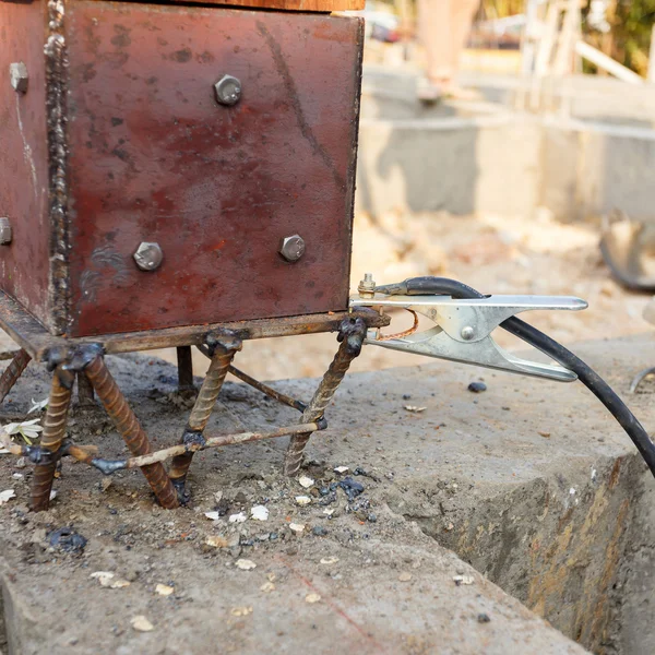 Schweißen von Metall und Holz mittels Elektrode mit hellem Lichtbogen — Stockfoto