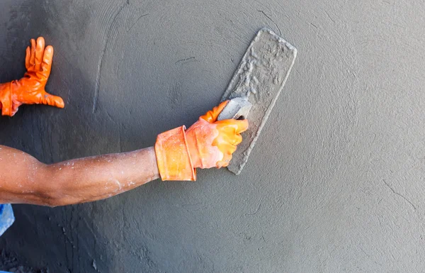 Estucador de concreto trabalhador na parede da construção da casa Fotografias De Stock Royalty-Free