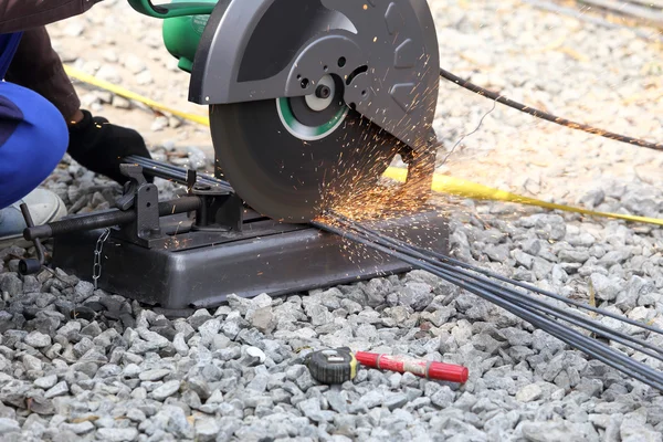 Worker cutting steel rod — Stock Photo, Image