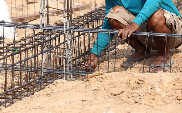 Acero doblado trabajador para el trabajo de construcción — Foto de Stock