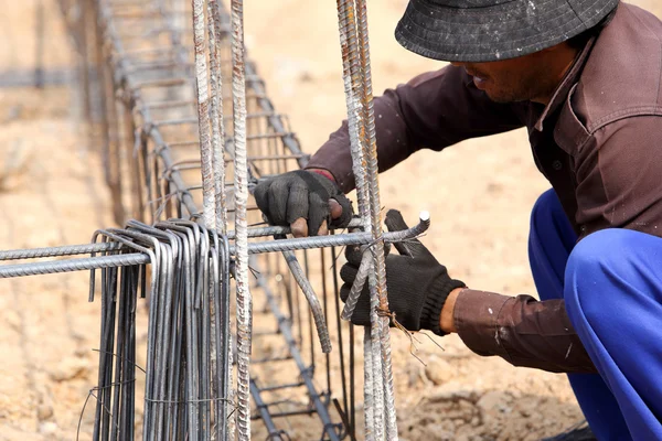 Aço de dobra do trabalhador para o trabalho de construção — Fotografia de Stock