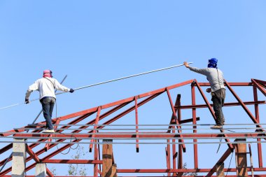 emek inşaat alanında çatı için çalışma hazırlamak