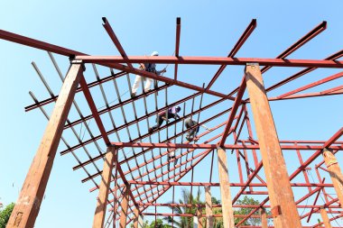 emek inşaat alanında çatı için çalışma hazırlamak