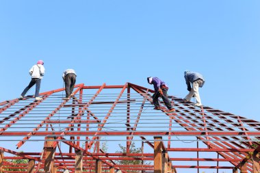 emek inşaat alanında çatı için çalışma hazırlamak
