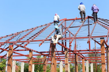 emek inşaat alanında çatı için çalışma hazırlamak
