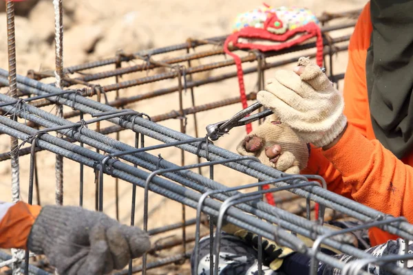 Bükme çelik çubuk inşaat işi için işçi — Stok fotoğraf