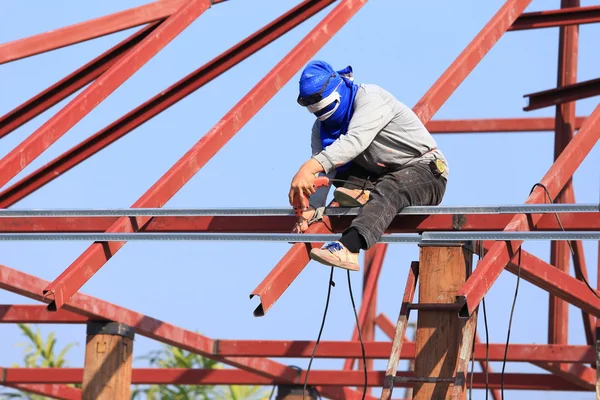 Trabalho que trabalha no canteiro de obras para telhado preparar — Fotografia de Stock