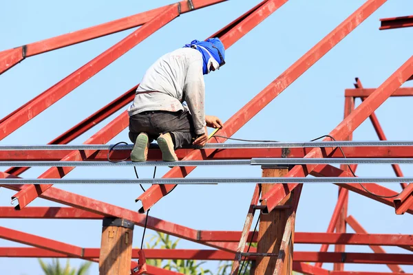 Mano de obra que trabaja en el sitio de construcción para el techo preparar —  Fotos de Stock