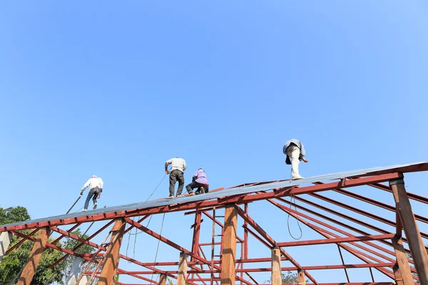 Mano de obra que trabaja en el sitio de construcción para el techo preparar —  Fotos de Stock