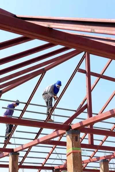 Mano de obra que trabaja en el sitio de construcción para el techo preparar — Foto de Stock