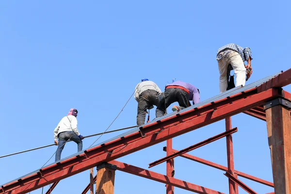 Trabalho que trabalha no canteiro de obras para telhado preparar — Fotografia de Stock