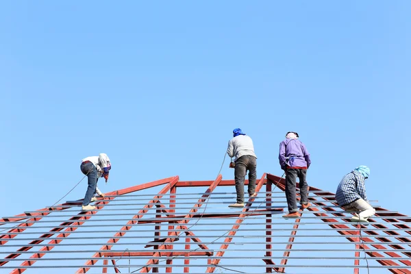 屋根の建設現場で働く労働を準備します。 — ストック写真