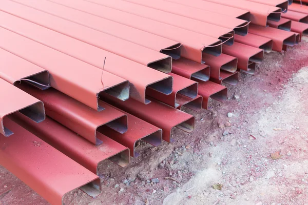 Stalen dak voor huisbouw baan — Stockfoto