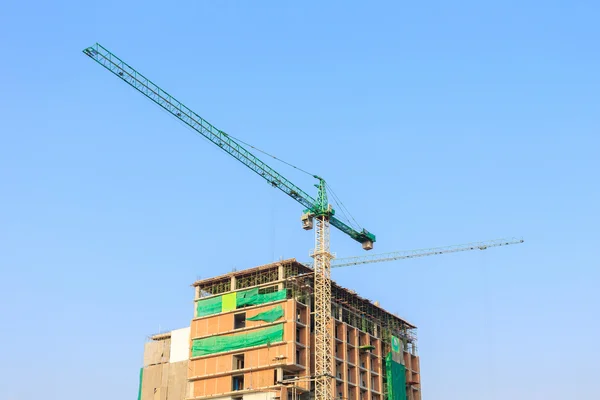 Construction site with crane and workers on blue sky — Stock Photo, Image