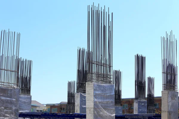 Строительство цементного столба на строительной площадке с голубым небом — стоковое фото