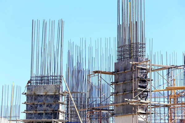 Pilastro di cemento da costruzione in cantiere con cielo blu — Foto Stock
