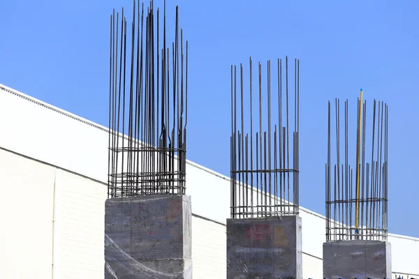 Pilier de ciment de construction sur le chantier avec ciel bleu — Photo