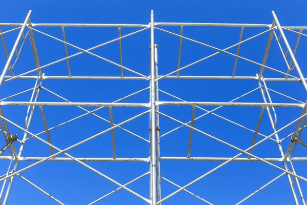 Scaffolding on blue sky — Stock Photo, Image