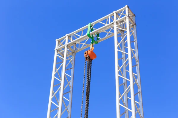 Chain lift on blue sky — Stock Photo, Image