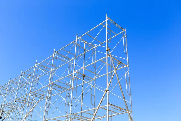 Andamios en el cielo azul —  Fotos de Stock