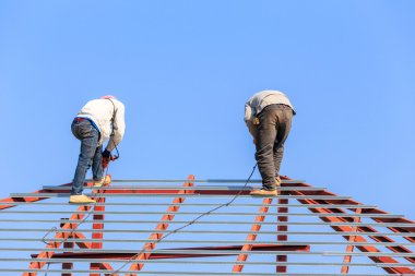 emek inşaat alanında çatı için çalışma hazırlamak