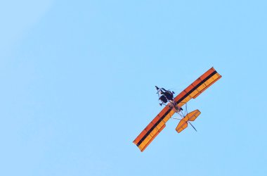 küçük mavi gökyüzü uçakta