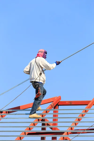 Emek inşaat alanında çatı için çalışma hazırlamak — Stok fotoğraf
