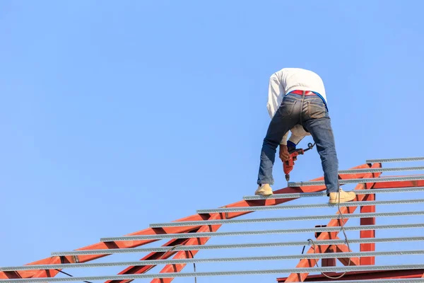 劳动在屋顶的建筑工地工作的准备 — 图库照片