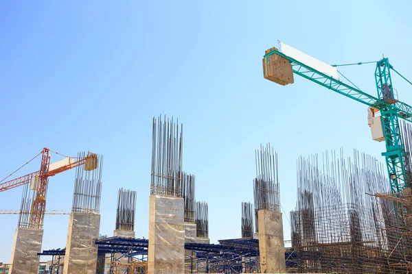Mavi gökyüzünün altında vinç ve inşaat site bina — Stok fotoğraf