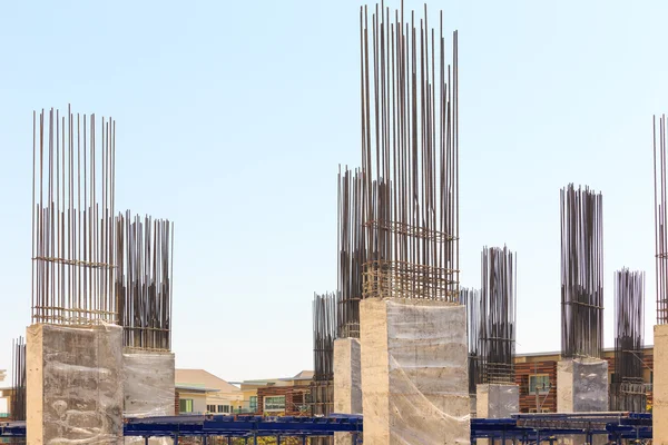 Bouwen van cement pijler in de bouwplaats met blauwe hemel — Stockfoto