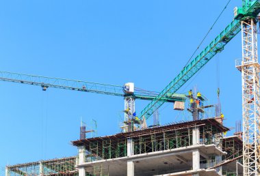 Mavi gökyüzü üzerinde çalışanı ile inşaat alanı 