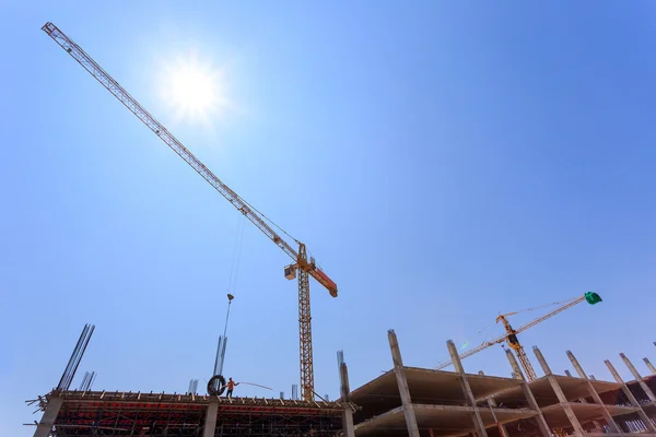 Site de construction avec grue sur ciel bleu — Photo