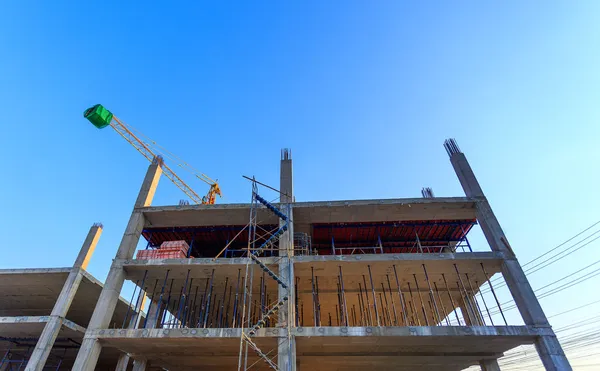 Byggarbetsplats med kran på blå himmel — Stockfoto