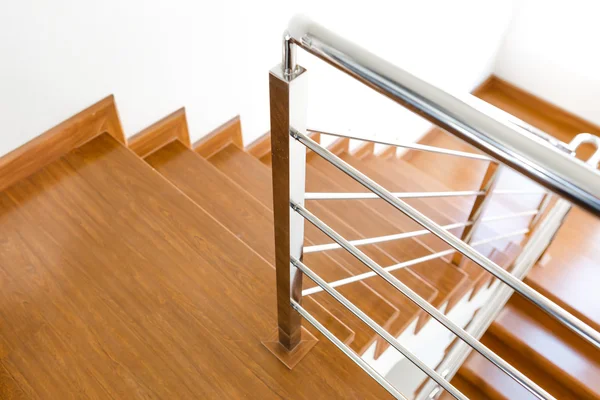 Escalier intérieur en bois de maison neuve — Photo